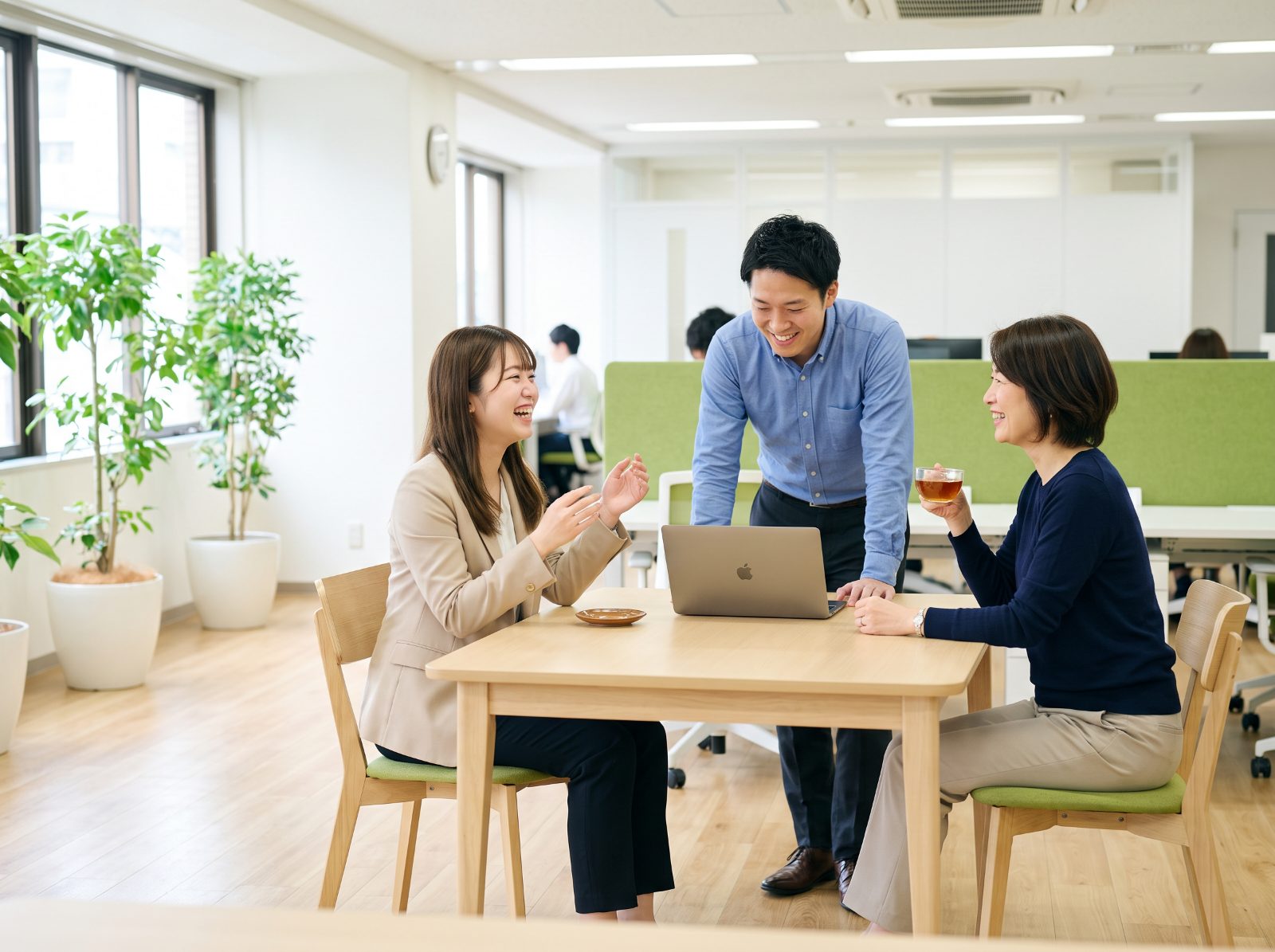 オフィスで前向きに話し合う社員