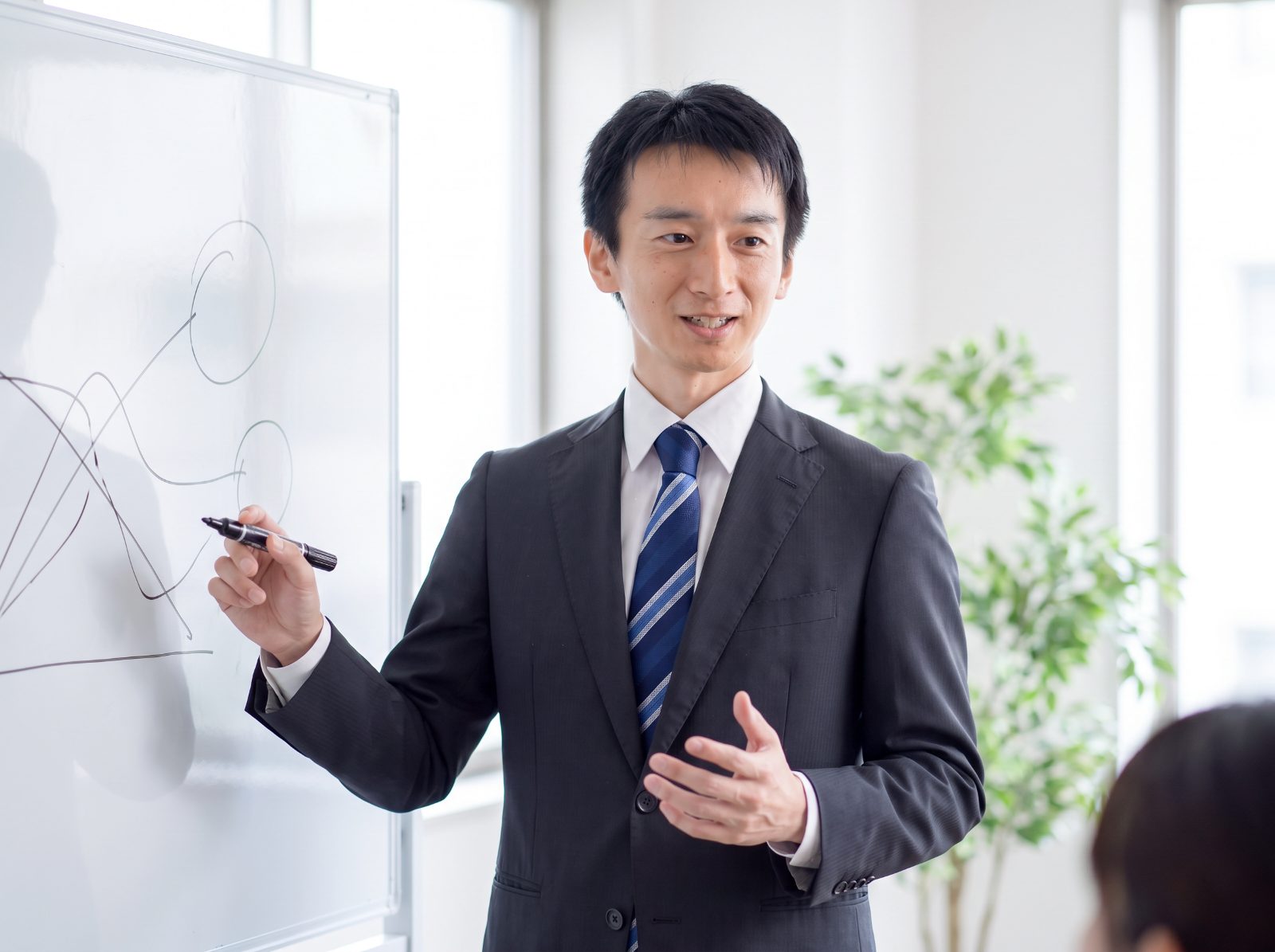 研修で講義をする代表取締役 加藤 貴之